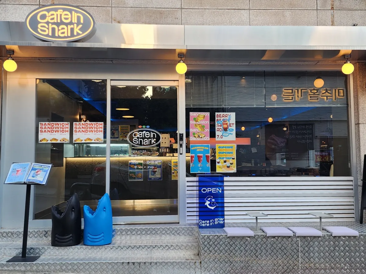카페인샼(CAFEINSHARK) 매장 외관 — Cafe in shark 사인