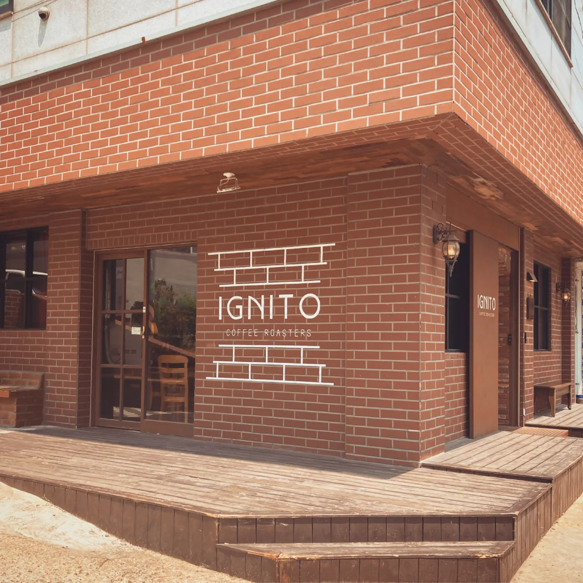 이그니토 커피로스터스 외관 (브릭 + IGNITO 사인)