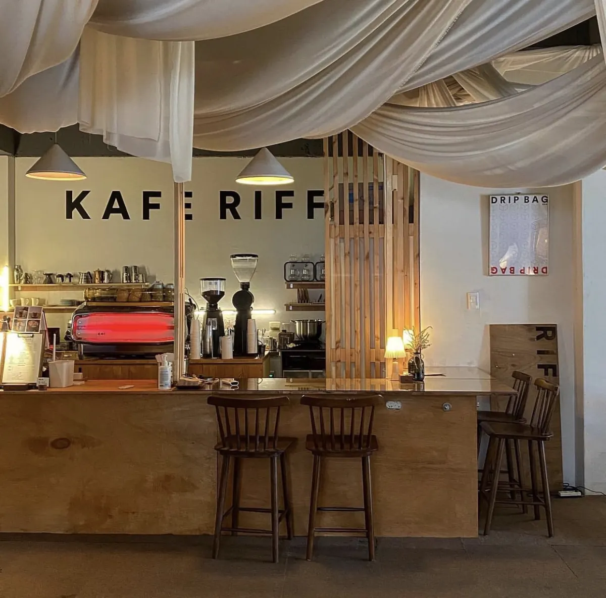 카페리프 인천본점 매장 내부 (KAFE RIFF 사인)